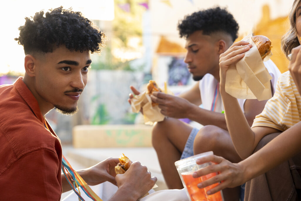 Jovens comendo salgadinhos em cantinas universitárias