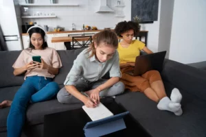 dinheiro-contas-dividindo-despesas-no-apartamento-apê-universitários-estudantes-amigos