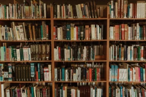 como-aproveitar-a-biblioteca-da-universidade-para-estudar-em-grupo-sem-perder-o-foco