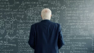 professor-grisalho-de-costas-para-lousa-preenchida-professores-de-Design-e-Arquitetura-os-artistas-do-caos